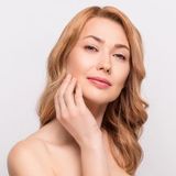 Zabieg dotleniająco-złuszczający (OXYGENEO Basic + peeling Nanili)