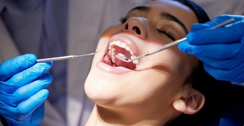 Pacjenta podczas zabiegu higienizacji w gabinecie stomatologicznym.