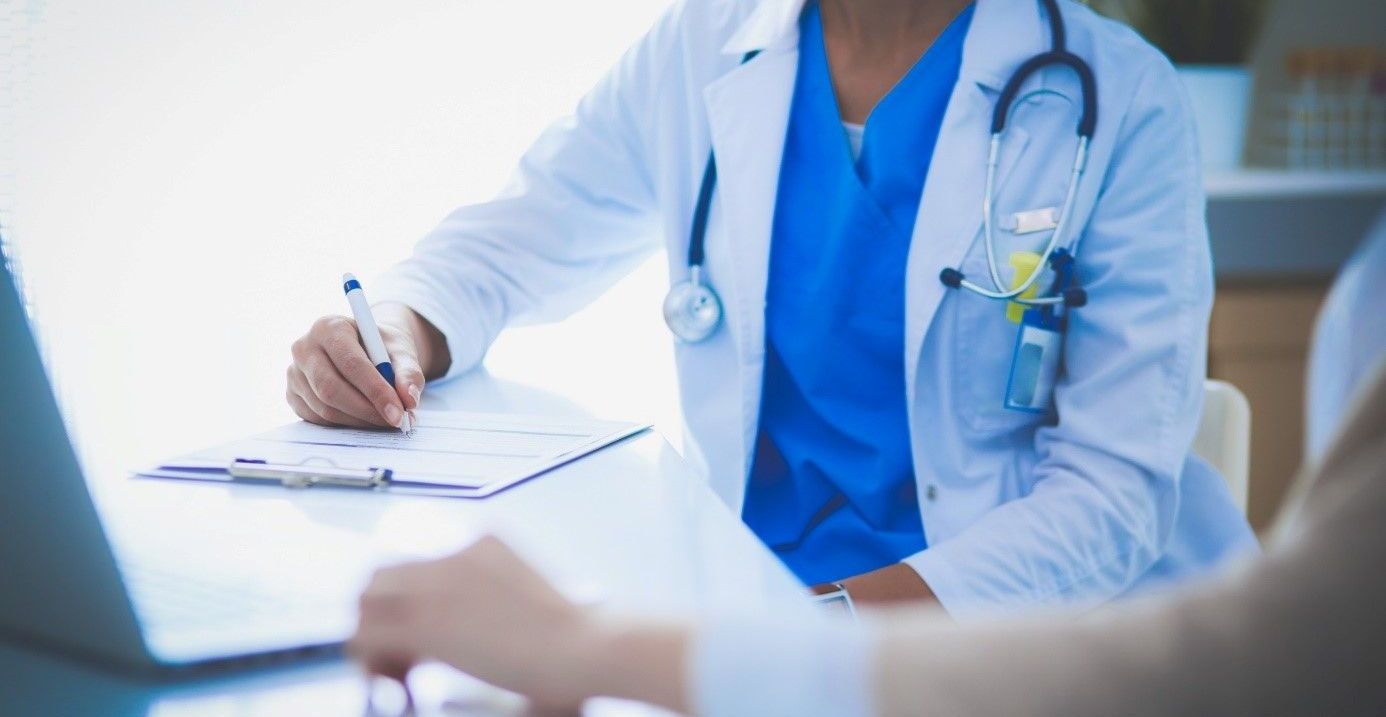 Internista podczas wykonywania wywiadu lekarskiego z pacjentem