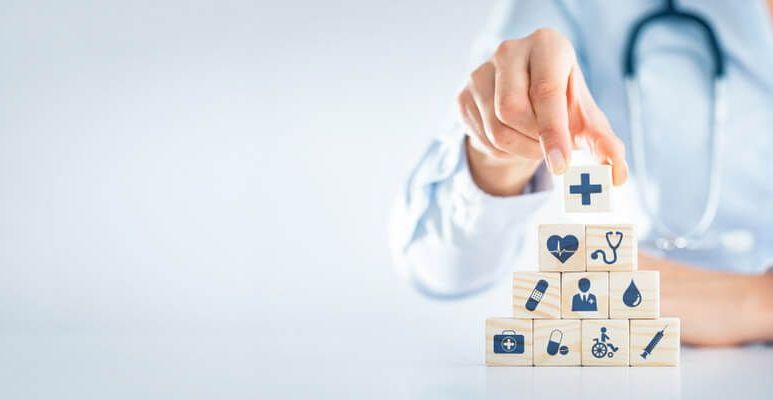 Ręka pokazująca na zbiór ikonek związanych ze zdrowiem