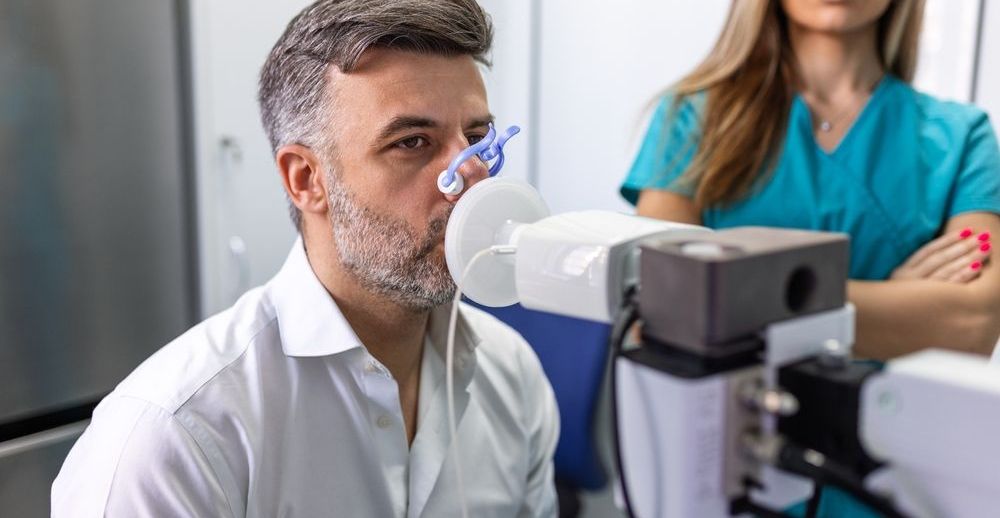Mężczyzna podczas spirometrii