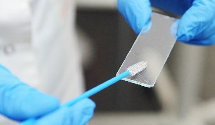 Próbka krwi do badania markerów nowotworowych na formularzu z wykazem badań na raka