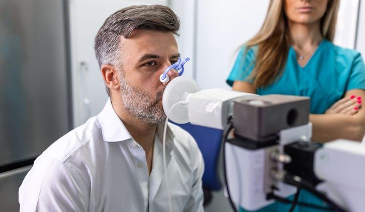 Mężczyzna podczas spirometrii