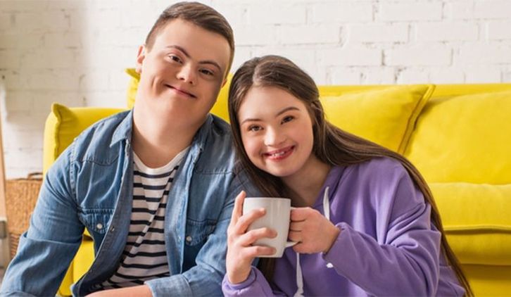 Zespół Downa to zespół wad wrodzonych, charakteryzujący się nieprawidłową liczbą 21 pary chromosomów. Ryzyko urodzenia dziecka z zespołem Downa wzrasta wraz z wiekiem matki.