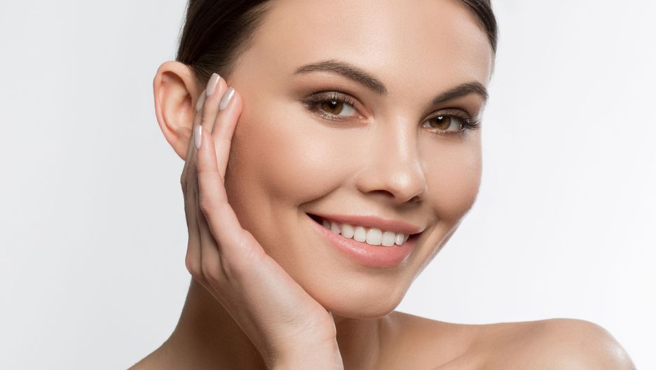 Zabieg rozświetlający, nawilżający, poprawiający elastyczność skóry twarzy, szyi, dekoltu Peeling –