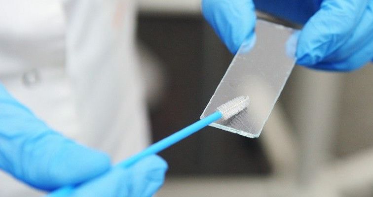 Próbka krwi do badania markerów nowotworowych na formularzu z wykazem badań na raka