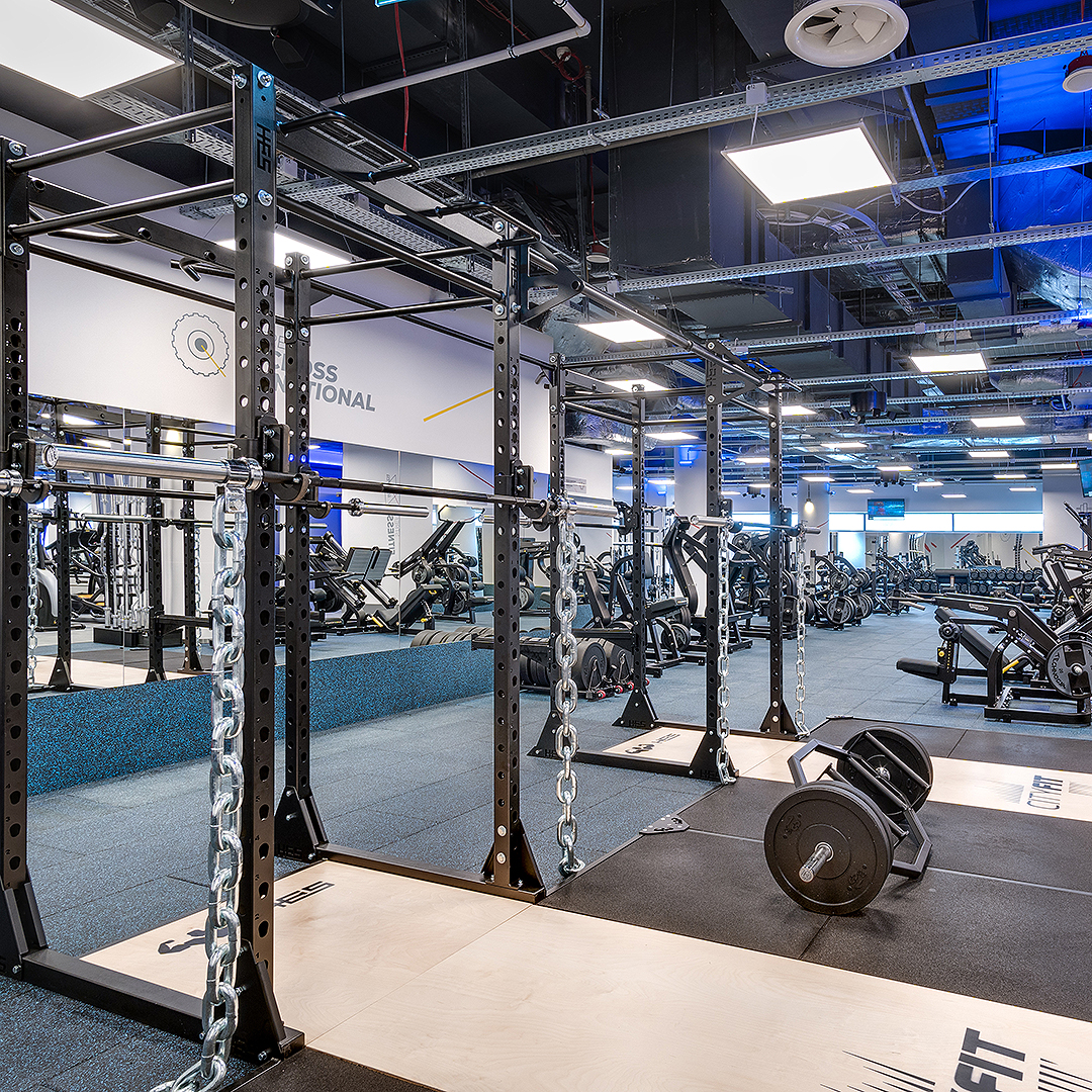 Rama do podnoszenia ciężarów z łańcuchem w siłowni.